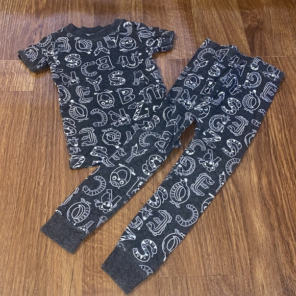 Old Navy Short Sleeve Pajama Bundle Size 5T - Picture 5 of 6